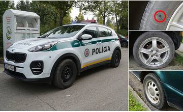 FOTO: Na ulici Osiková opäť vyčíňal neznámy páchateľ, pneumatiky prepichol ďalším desiatim autám