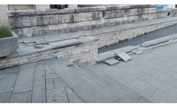 Po balustráde sa začínajú rozpadávať aj Farské schody, ich komplexná rekonštrukcia sa pripravuje