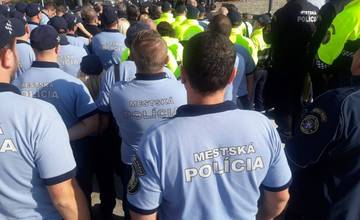 Rokovanie o výsluhovej dávke mestských policajtov podporili účasťou aj príslušníci zo Žiliny