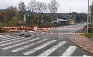 Most cez rieku Oravica v Trstenej museli pre zhoršený technický stav dnes ráno uzavrieť