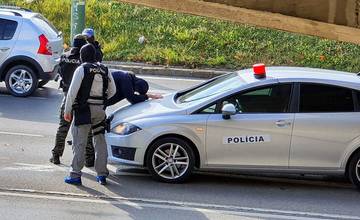 FOTO: Pri policajnom zásahu na Vlčincoch a Rosinkách zadržali 23-ročného Adama, našli u neho drogy