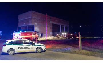 AKTUÁLNE: V Kysuckom Novom Meste došlo k požiaru rozostavanej budovy, jedna osoba neprežila