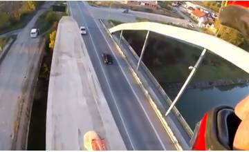 VIDEO: Motorkár prešiel po konštrukcii oblúkového mosta v Bytči, riskantnú jazdu si nahral