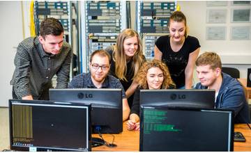 FRIday 2019: Deň pre stredoškolákov plný zaujímavých workshopov zo sveta informatiky,IT a manažmentu