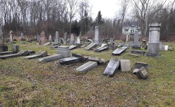 FOTO: Židovský cintorín v Námestove zničili vandali, poškodených je viac ako sedemdesiat pomníkov