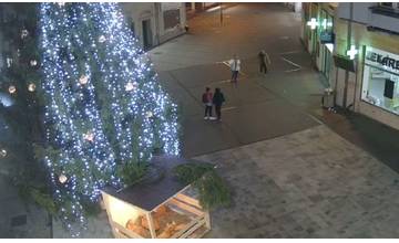 VIDEO: Vandali zničili v Ružomberku osvetlenie vianočného stromčeka, vyčíňanie si nahrávali na mobil