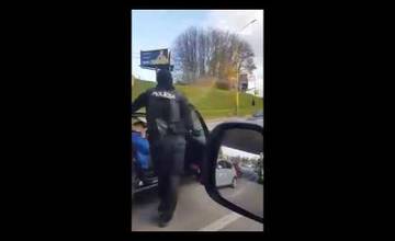 VIDEO: AKTUÁLNE: Na ulici Vysokoškolákov prebehla policajná razia