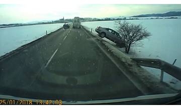 VIDEO: Pri nesprávnom predchádzaní došlo nehode a auto skončilo v poli, teraz hľadajú vinníka