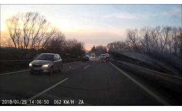VIDEO: Priebeh čelnej zrážky osobného auta s kamiónom pri obci Stráňavy zachytila kamera v aute