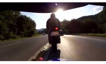 VIDEO: Aj takto jazdia a riskujú niektorí motorkári pod Strečnom