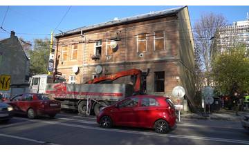 VIDEO: Bytovku na Predmestskej ulici začali búrať, na jej mieste postavia nájomné byty