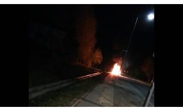 VIDEO: Na Rosinskej ceste v noci horelo osobné auto, ďalšie dve zhoreli v Rosine a vo Vraní
