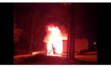 VIDEO: Na sídlisku Hájik horí zaparkovaná dodávka, zasahujú dve posádky hasičov