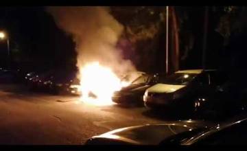 VIDEO: Na sídlisku Vlčince zhorelo nadránom ďalšie osobné auto, oheň poškodil aj vedľa stojace autá