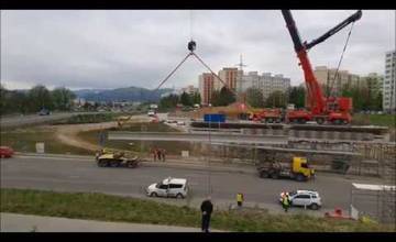 VIDEO: Na stavbe diaľničného privádzača pod Solinkami prebieha pokládka nosníkov, cesta je uzavretá