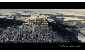 VIDEO: Pohľad z výšky na Lietavský hrad v zime