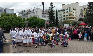 VIDEO: Pri stavaní mája v Žiline hrali folklóne skupiny Rozsutec a Cipovička