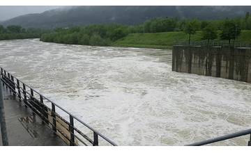 VIDEO: Stúpajúce hladiny riek regulujú priehrady v okrese Žilina