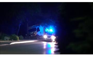 VIDEO: V obci Višňové zišla dodávka z cesty a narazila do stromu, zasahujú všetky záchranné zložky