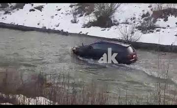 VIDEO: Vodič SUV jazdil v koryte rieky Rajčanka na Kamennej ulici