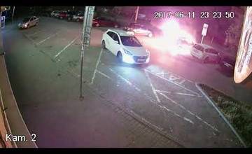 VIDEO: Ako sa v Žiline podpaľujú osobné autá? Kamera zachytila neznámeho páchateľa v akcii