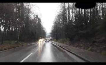 VIDEO: Auto narazilo do spadnutého stromu, ulica Vysokoškolákov