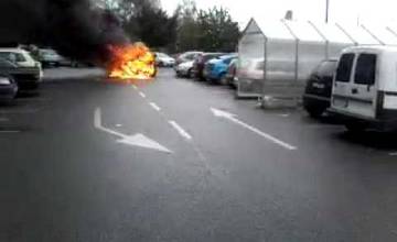 VIDEO: Horiace auto v Žiline pre Kauflandom