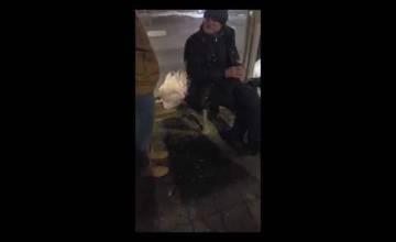 VIDEO: Mužovi s igelitkami nosia ľudia potraviny, on ich však odmieta