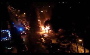 VIDEO: Na Slovanskej ulici horí plastový kontajner