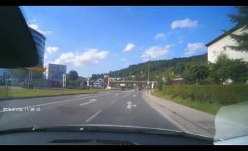 VIDEO: Opitý vodič za volantom? Takto valcoval dopravné značenie na Kysuckej