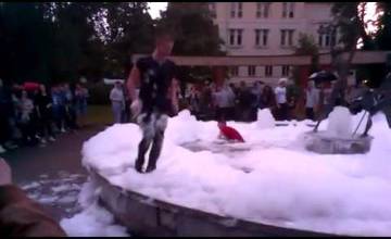 VIDEO: Staromestské slávnosti: Do fontány v Sade SNP niekto nalial Jar