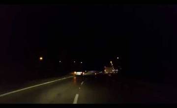 VIDEO: Na Nemocničnej došlo k nehode osobného auta, ktoré nabúralo do zvodidiel