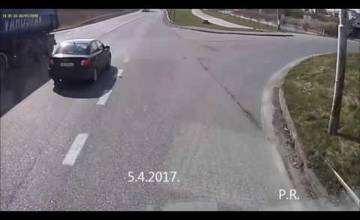 VIDEO: Vodič sa snažil prejsť v plnej rýchlosti cez križovatku, zrazil sa však s kamiónom
