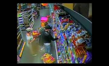 VIDEO: Zákazníčku potravín pri nákupe okradli, jedna žena ju zabávala, druhá vyberala veci z tašky