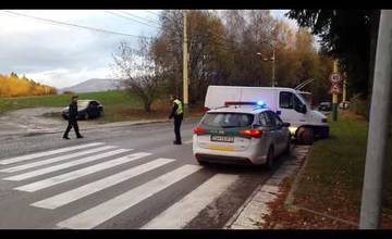 VIDEO: Zaparkované auto na sídlisku Solinky zbehlo na cestu a blokuje jeden pruh