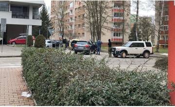 VIDEO: Na sídlisku Vlčince prebieha policajná akcia, kukláči zastavili prichádzajúce osobné auto