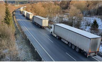 Pre štrajk autodopravcov uzavreli tunel Považský Chlmec, kolóna kamiónov siaha z Čadce až do Žiliny