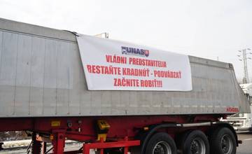 Autodopravcovia UNAS blokujú priechody aj dnes, vláda poukazuje na rozpor ich návrhu so smernicou EÚ