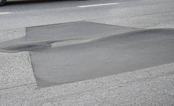 Niektoré cesty v centre mesta sú zvlnené a prepadnuté, mesto zatiaľ plánuje len opravu výtlkov