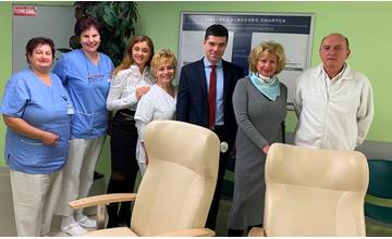 Zástupcovia Rotary Clubu Žilina International venovali nemocnici v Žiline dve polohovacie kreslá