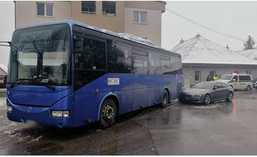 V obci Varín došlo k zrážke osobného auta s autobusom, u jedného vodiča zistili alkohol 2,29 promile