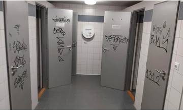 Na verejných toaletách pri Budatínskom hrade úradovali vandali, fixkami poškodili dvere aj obklady