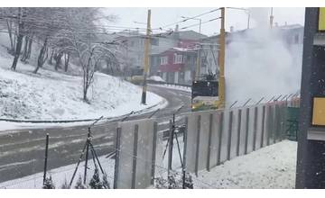 VIDEO: Trolejbus v oblakoch dymu, piatkové sneženie skomplikovalo výjazd MHD na sídlisko Hájik