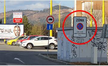 Parkovisko pri predajni Tesco na Hájiku sa zmenilo na zónu so zákazom parkovania počas nočných hodín