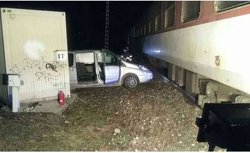 V obci Svrčinovec sa vo štvrtok zrazil osobný vlak s autom, k zraneniam osôb, našťastie, nedošlo
