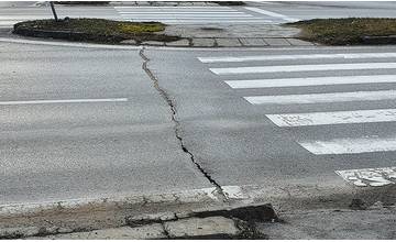 Na ulici Vysokoškolákov sa nachádza viacero porúch vozovky, oprava závisí od financií a kapacít