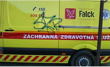 Neznáma osoba posprejovala vozidlo záchrannej služby počas zásahu na sídlisku Hájik