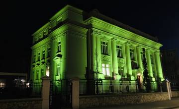 FOTO: Budova Banky Žilina bude svietiť až do nedele zelenou farbou