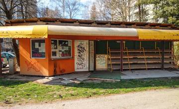 Opustený zelovoc na Hlinách nevedia odstrániť už takmer dva roky