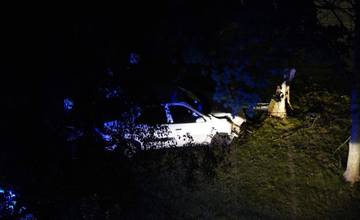 AKTUÁLNE: Na sídlisku Solinky malo dôjsť k policajnej naháňačke, auto pri nej narazilo do stromu